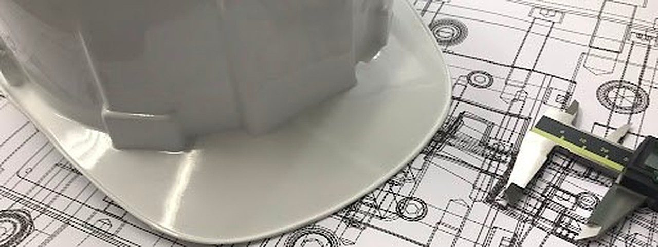 Casque de chantier, plan et pied à coulisse sur la table de conception
