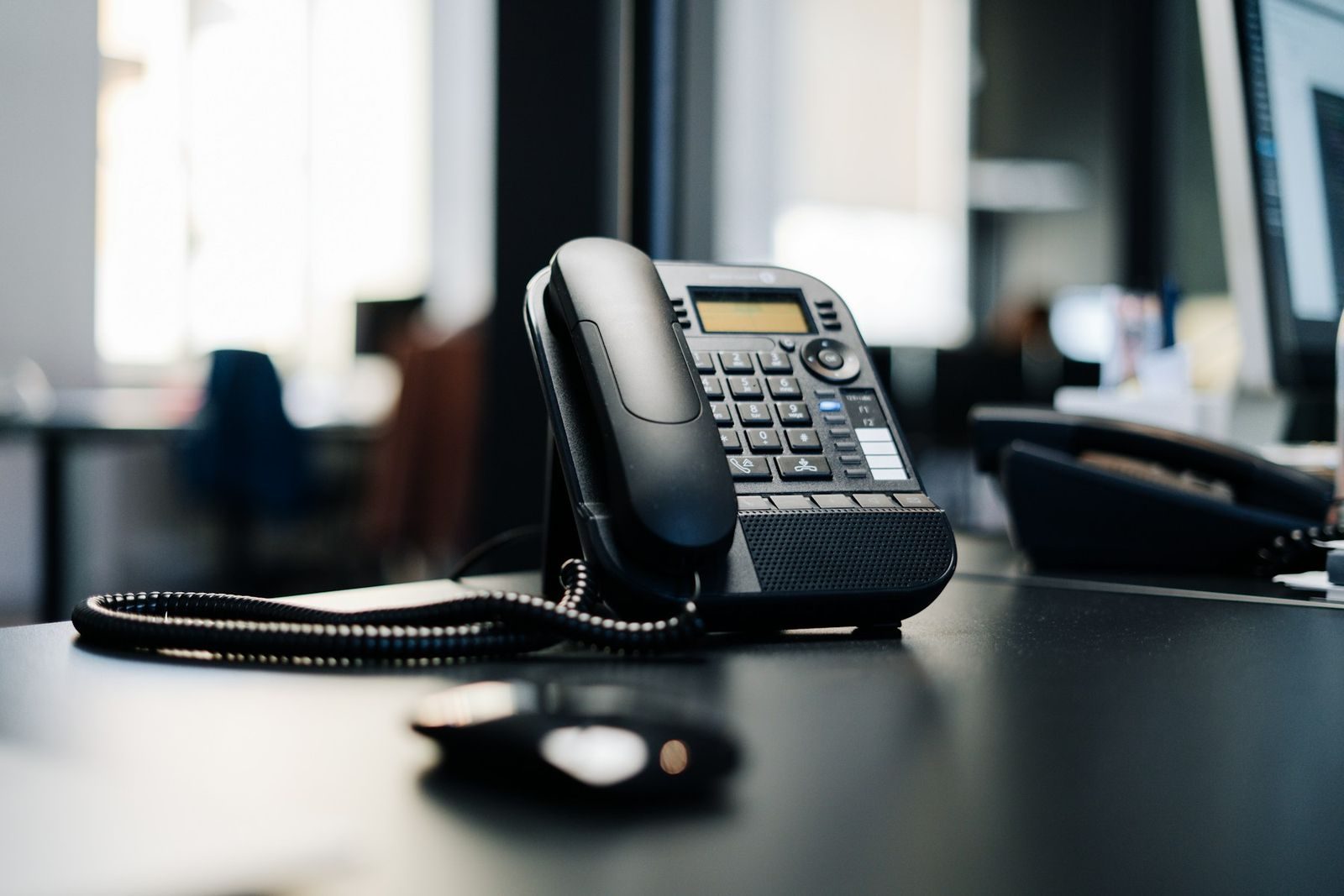Téléphone sur un bureau