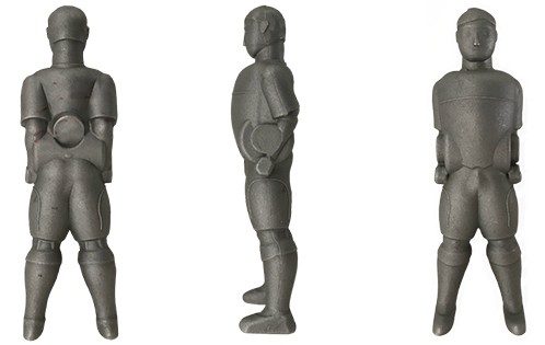 Figurine en aluminium vue de face, de profil et de dos
