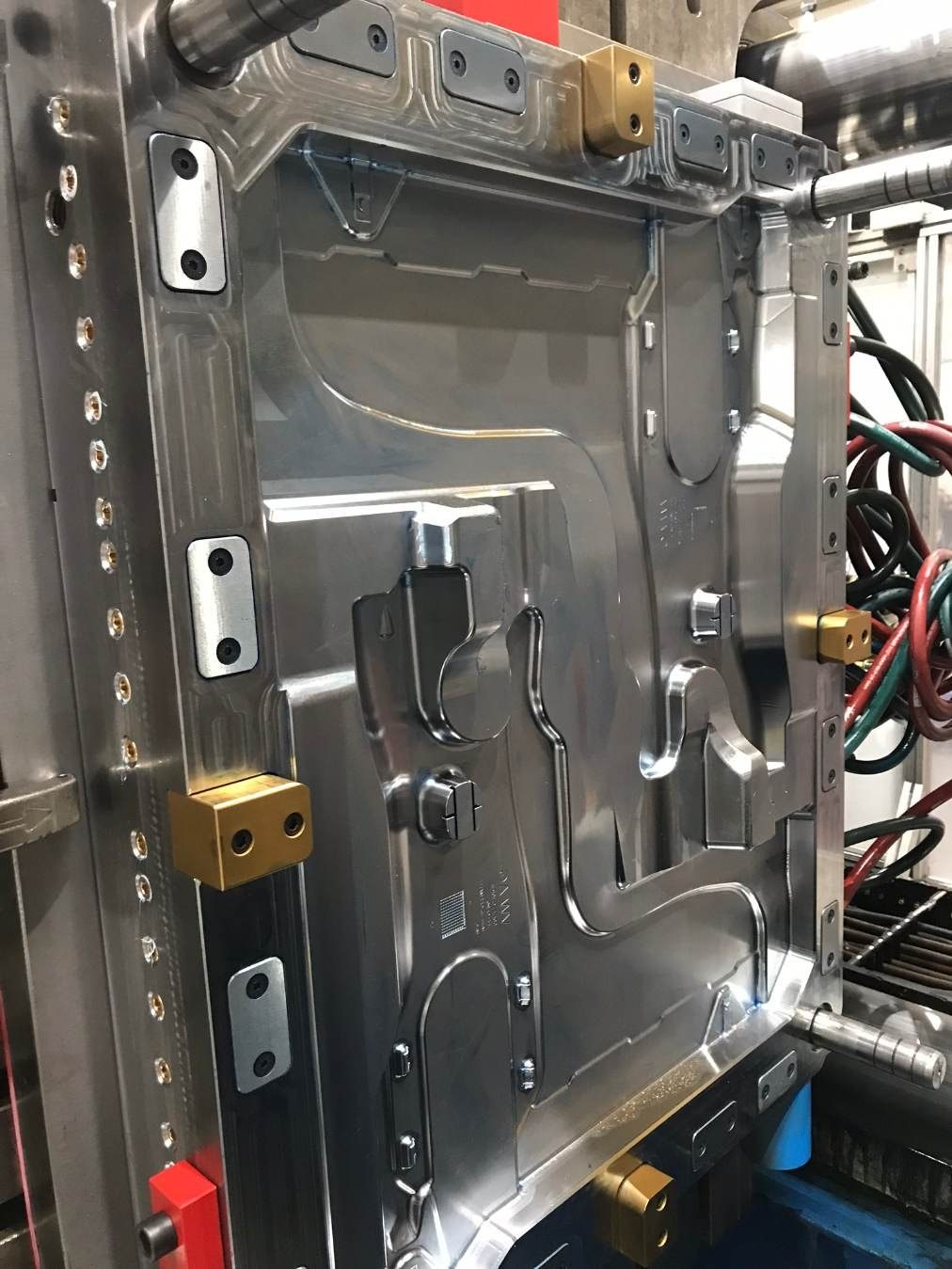 Demi-moule d’injection plastique monté sur presse