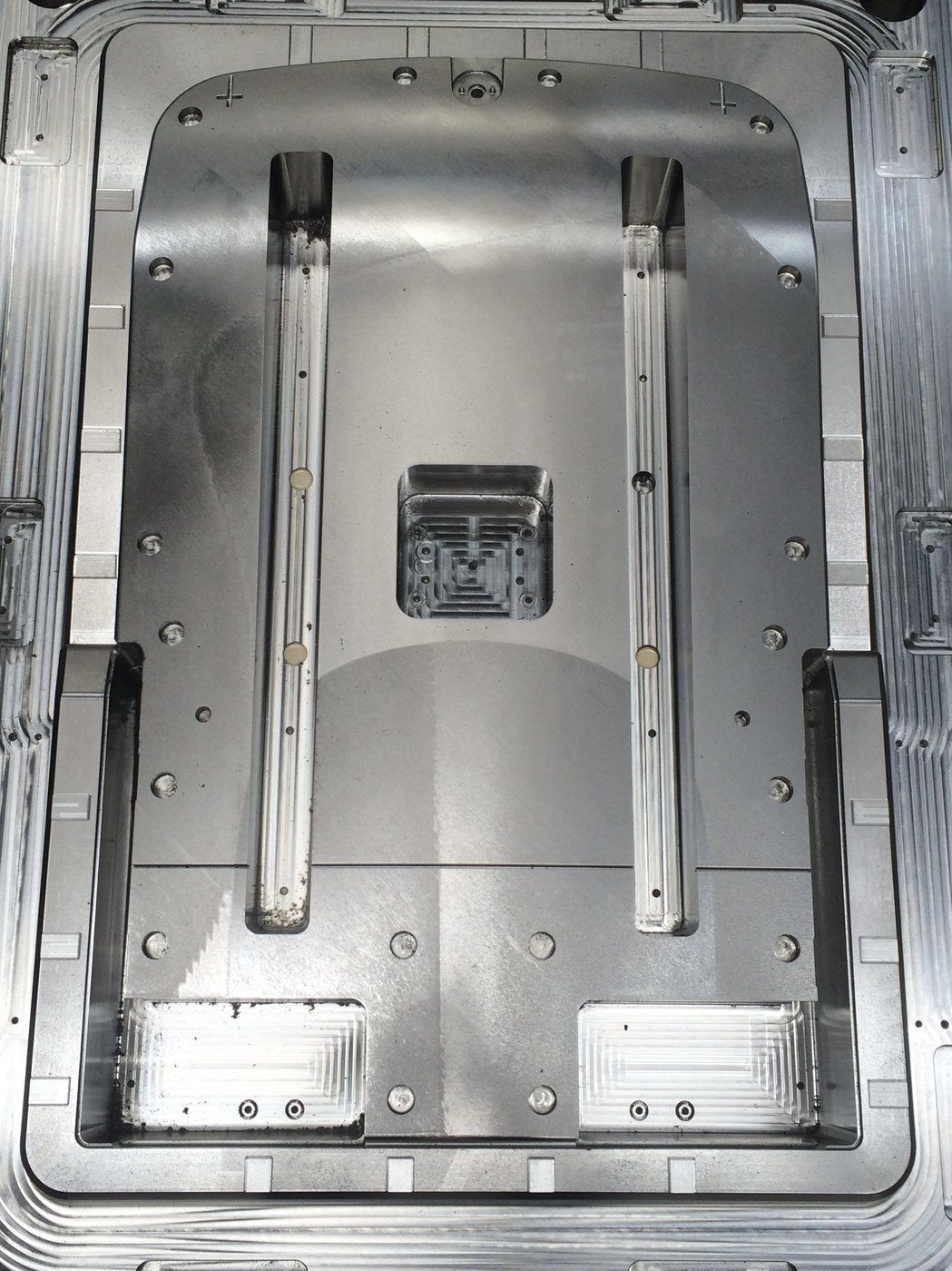 Plaque usinée d’un moule d’injection de grande taille